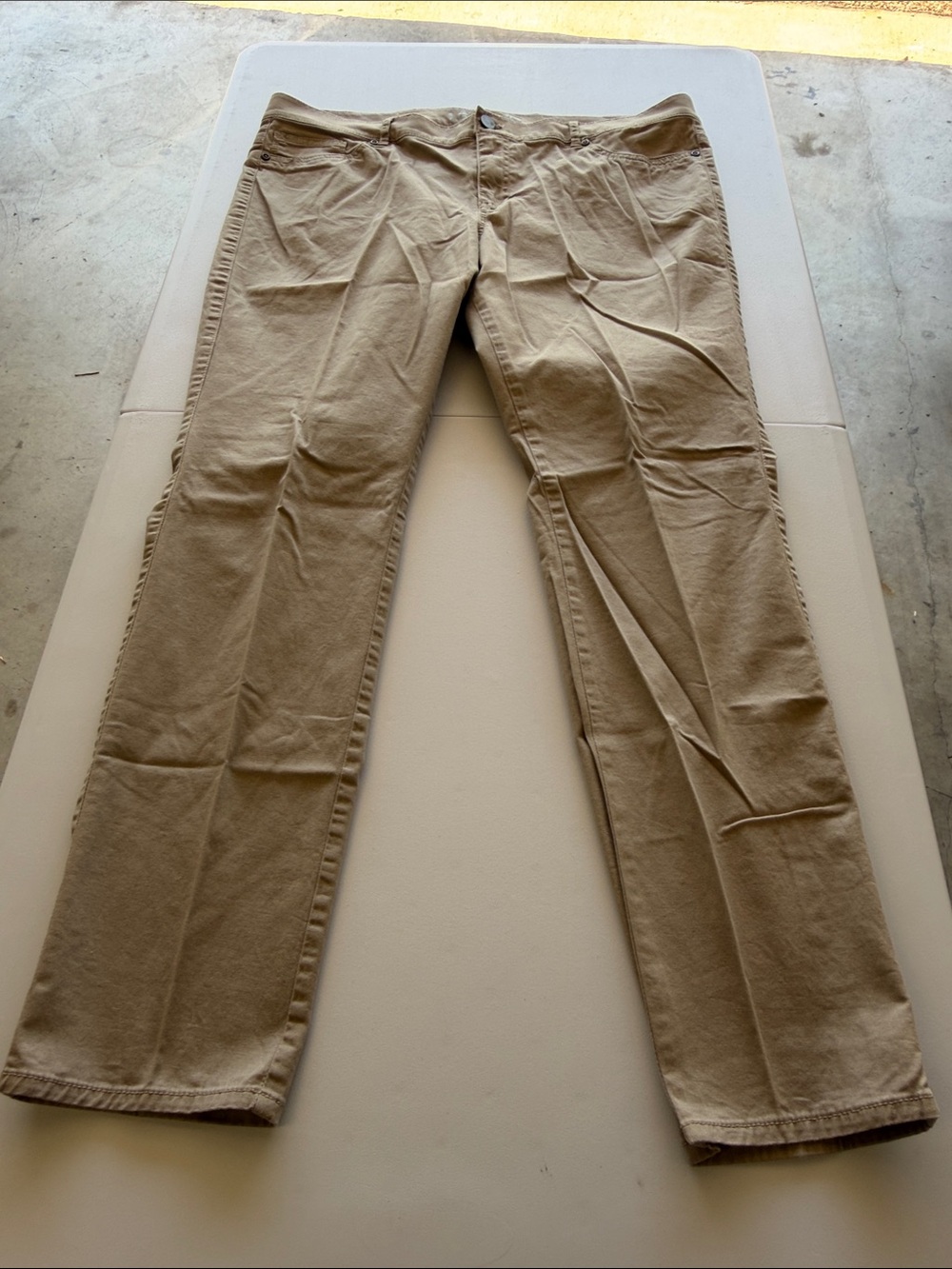 Woman’s New York & Co. khaki low rise jegging, Size 14.